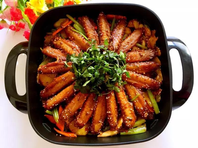 干锅香辣鸭翅：麻辣鲜香，肉质酥软的川菜经典