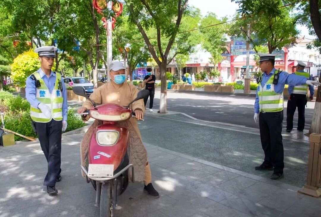 2025年电动车新规：2种车型禁上路，4种行为将被罚