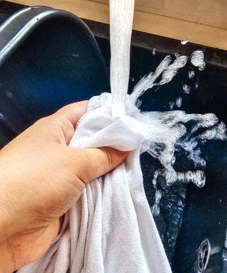 只需 4 个简单步骤即可去除衣服上的尿味和污渍