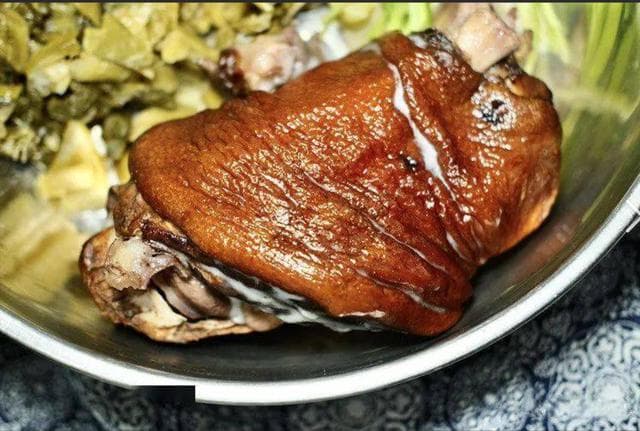 扎佐酸菜蹄膀：从古驿道到网络，布依美食的传承之路