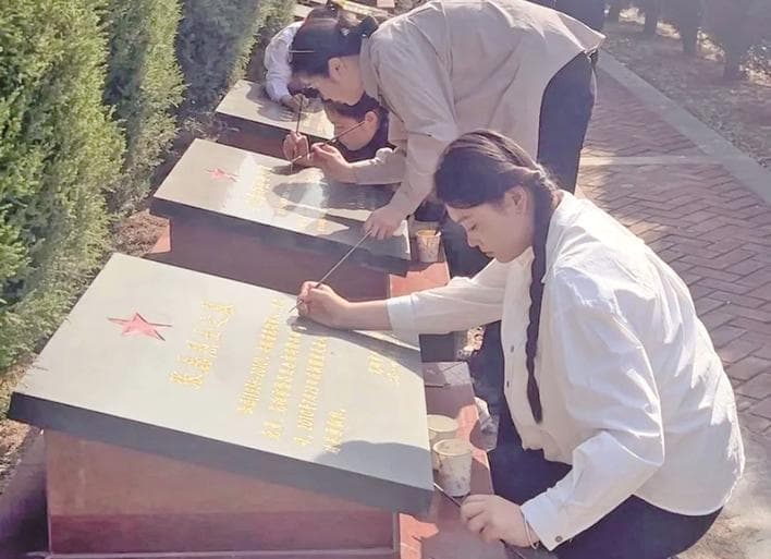 为英烈墓碑“描金” 让精神永不褪色