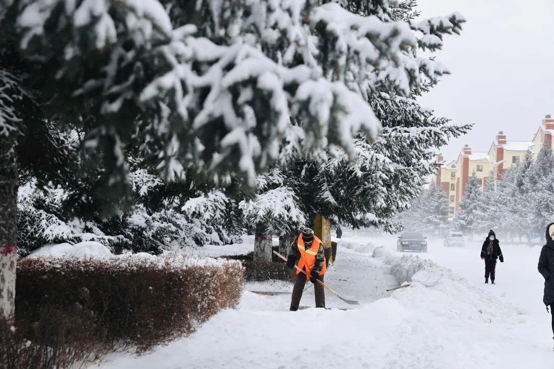 风雪之中最见城市温度——从清雪“暖镜头”看环卫工作者的优秀答卷