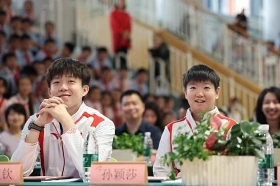 王楚钦孙颖莎走进中关村三小，激励学子勇敢追梦