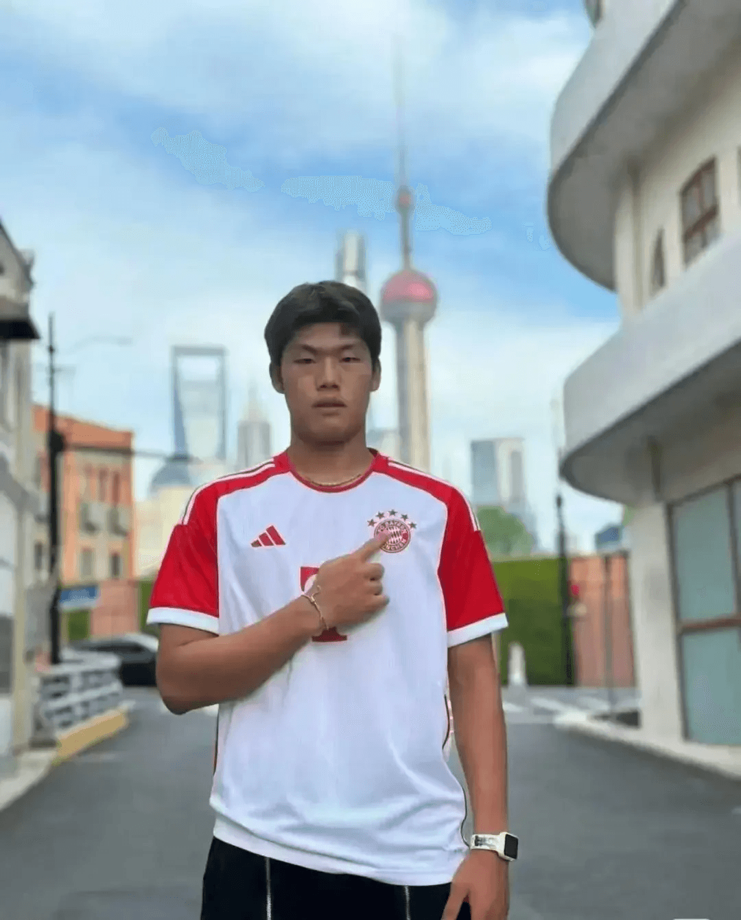 北京U20球员西班牙比赛意外受伤，将转运回国继续救治