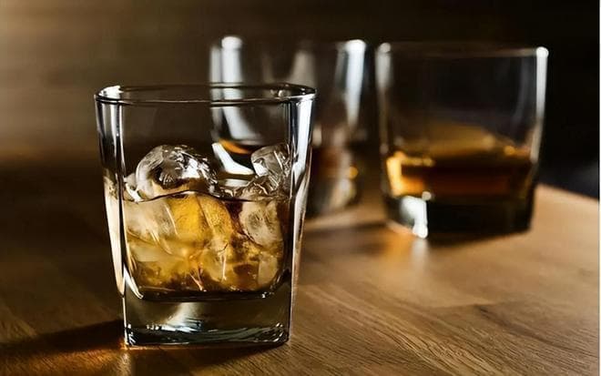 “嗜酒如命”的俄罗斯人，在我国为何不胜酒力？行家：这2个原因