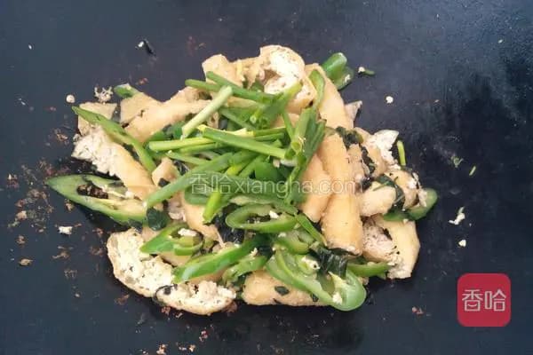 油豆腐炒青椒：一道简单美味的家常菜