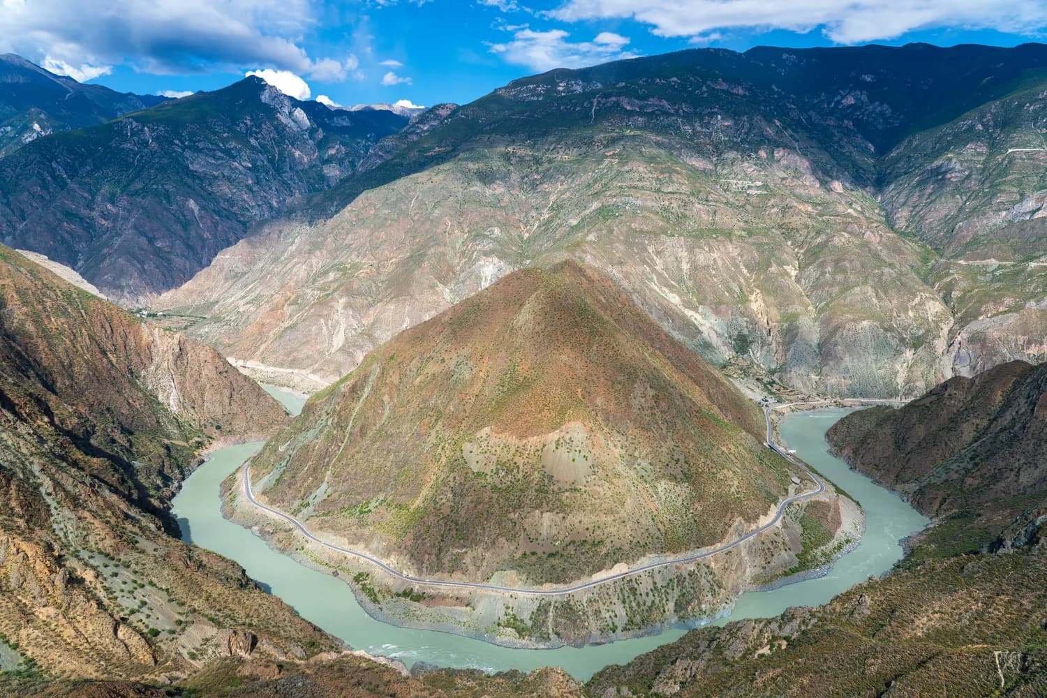 金沙江大湾：长江第一湾的航拍圣地与地面游览指南