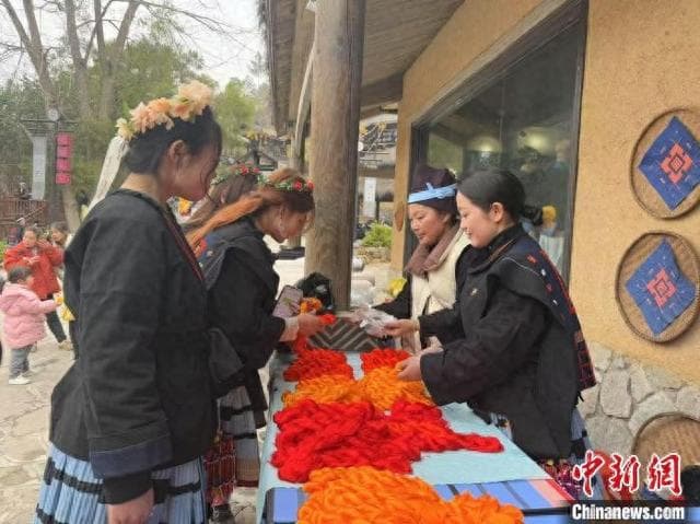 “Z世代”接力传承 白裤瑶服饰走俏海外