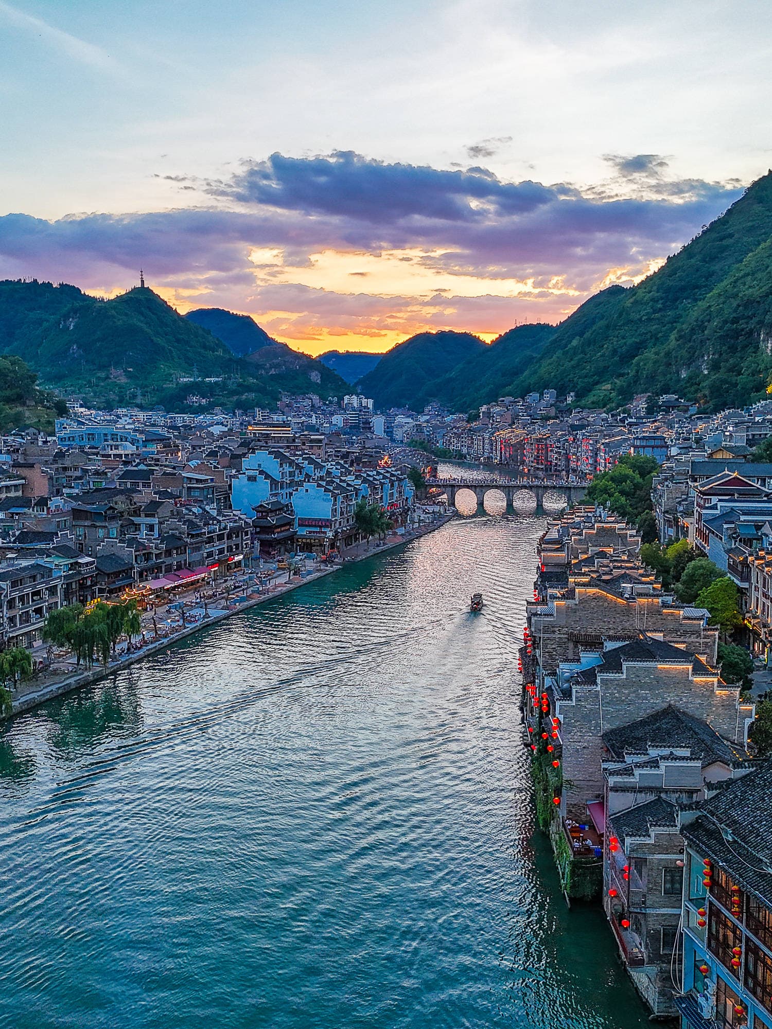 夜游镇远古城：体验一场穿越古今的光影之旅