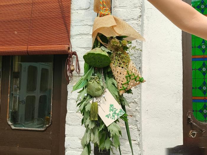 年轻人“解锁”端午节新玩法 艾草门挂、粽子花成消费潮流