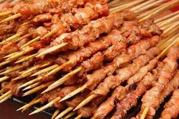 烤羊肉串热量：来源、影响因素及健康食用建议