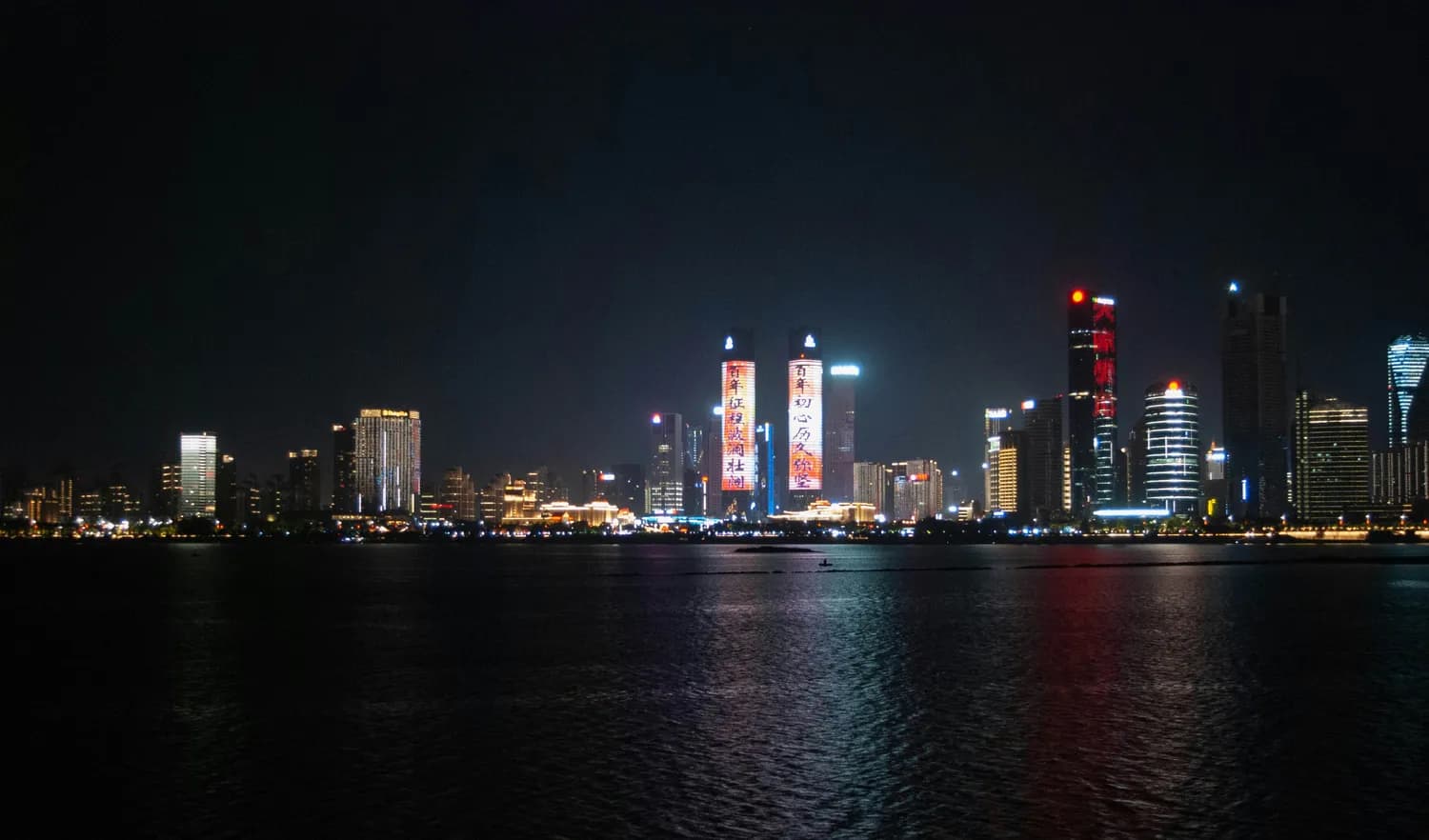 青岛五四广场灯光秀：一场不容错过的视觉盛宴！