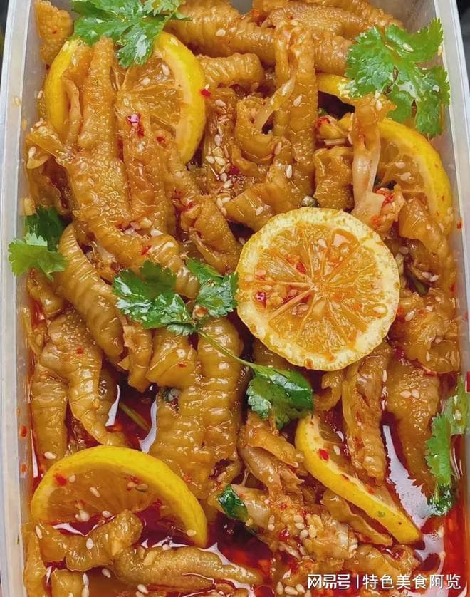 天热了，谁能拒绝一份酸辣开胃的柠檬无骨凤爪呢？