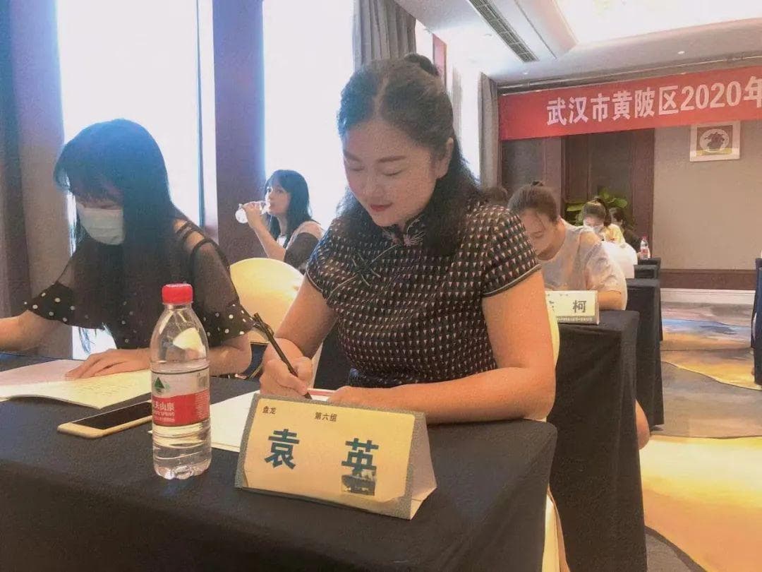 事发武汉，跪地40分钟！红衣女子被拍下
