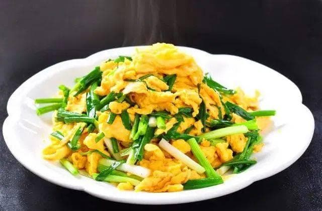 韭菜靠边站，原来鸡蛋和它更绝配！花5分钟炒一盘，尝鲜、营养两不误，现在吃正当时