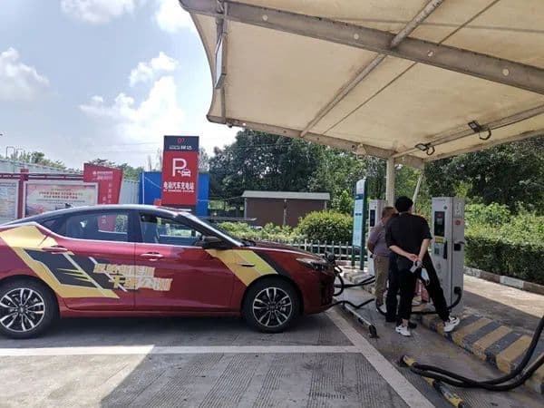 排队几小时充电半小时，媒体：新能源车“充电焦虑”如何化解