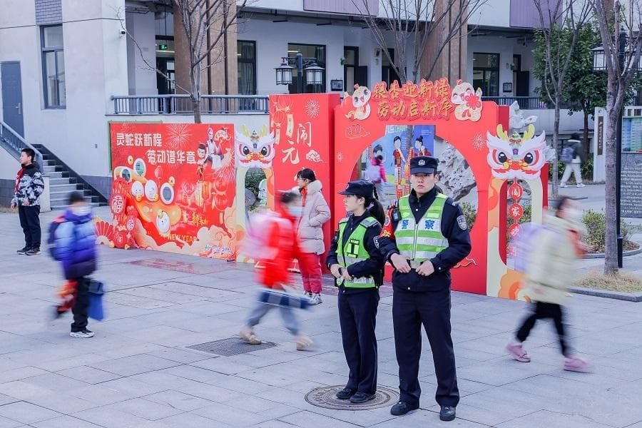 春风送暖新学期 护校安园书声琅