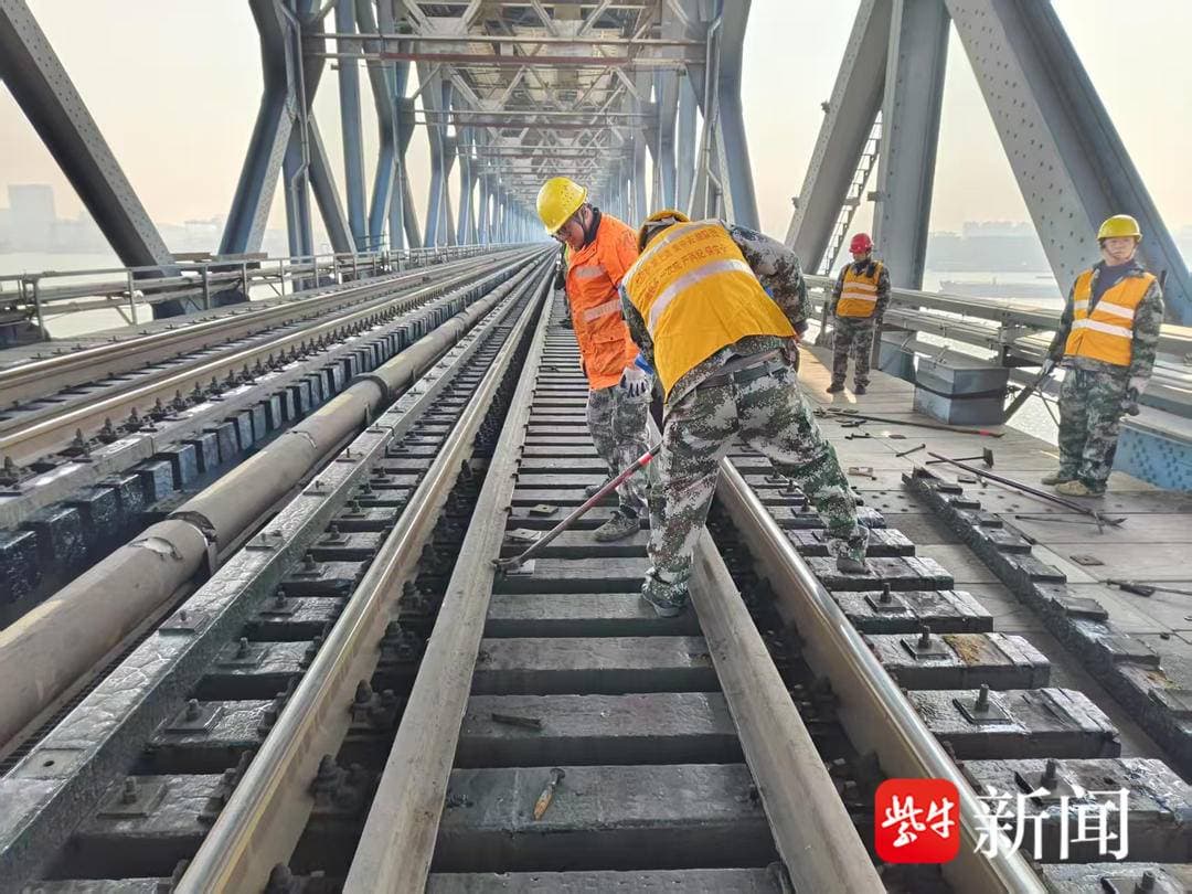 南京长江大桥启动2025年集中维修 将在38天内更换880根木桥枕