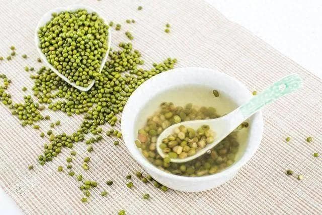 绿豆是胆固醇的"克星"？医生忠告：若想血管健康，这几物要多吃点