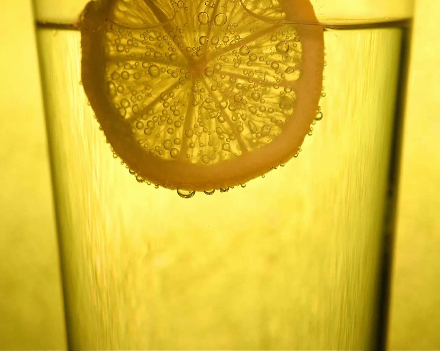夏季宝宝尿黄？科学补水有妙招