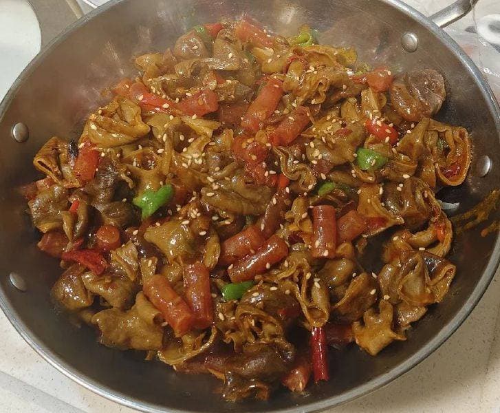 安徽干锅肥肠：香飘四溢，麻辣美味