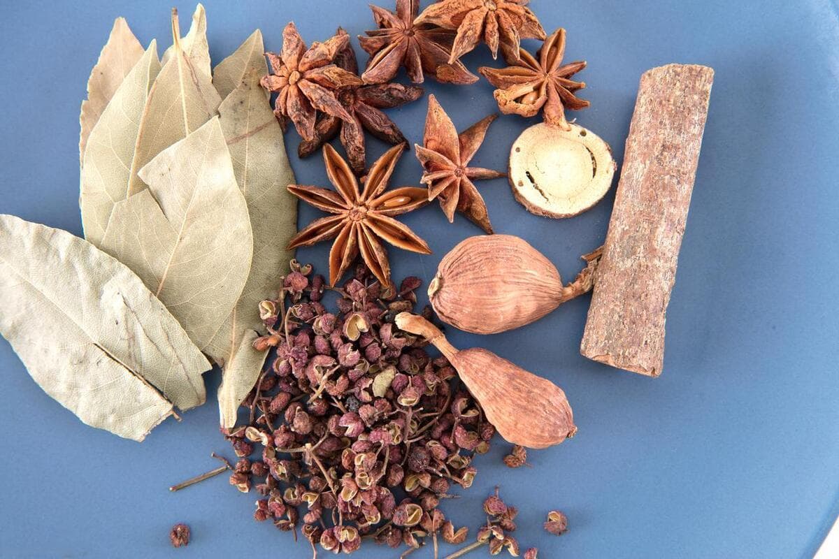 别只知道葱姜蒜，掌握了这10种常见香料的用法，小白也能做出好菜