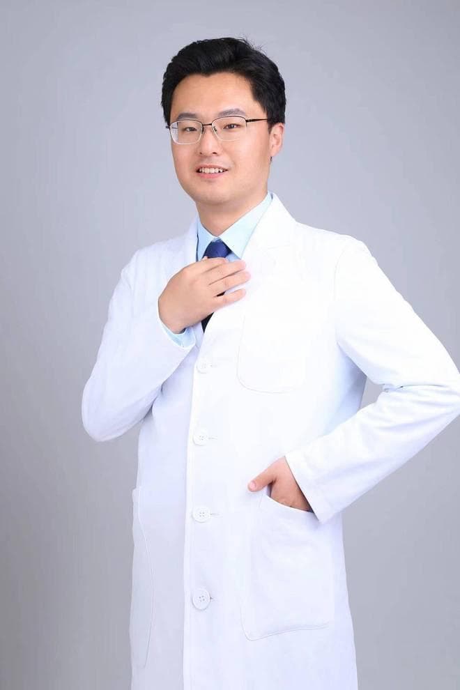 整形医生解析：鼻基底凹陷的成因及改善方法