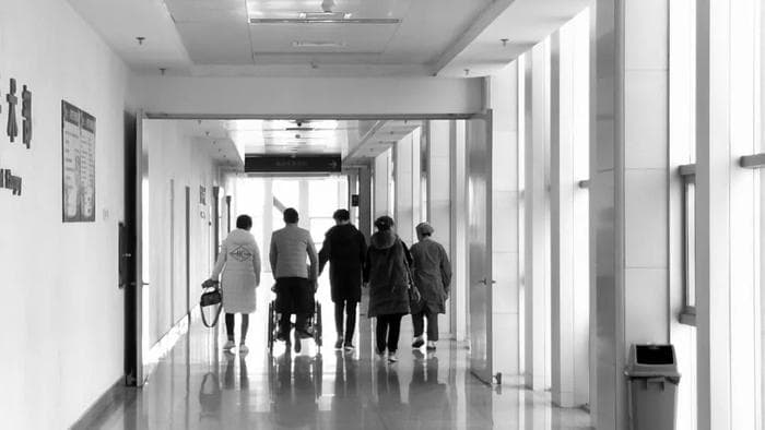 妻子抢救无效的瞬间，丈夫脸上却闪过一丝笑容……关于死亡的3个故事