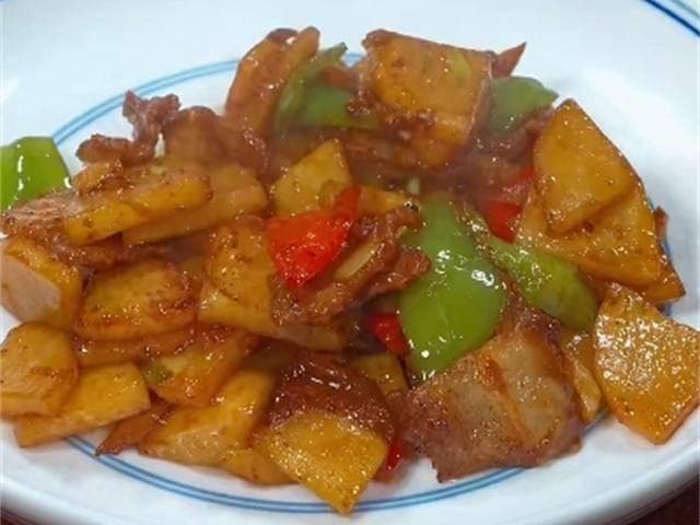 土豆片炒五花肉片：简单易学的家常美味