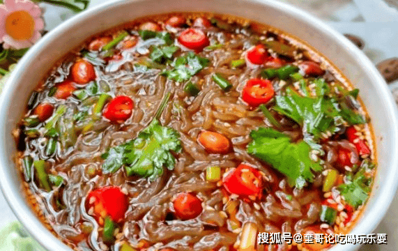 酸辣粉，以独特的酸辣口感和丰富的配料，成为了众多食客的心头好