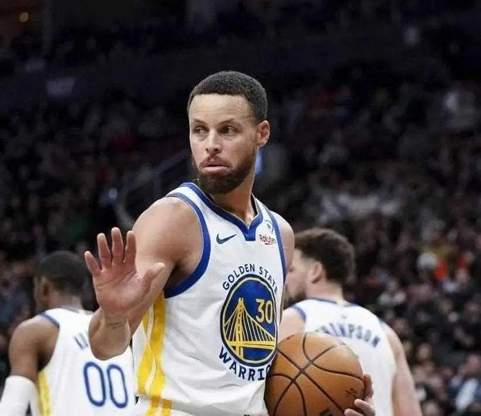 库里进历史前十几乎不可能，手上只有1个FMVP，硬性指标不行