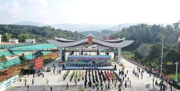 景海高速公路建成试通车 西双版纳州实现县县通高速公路