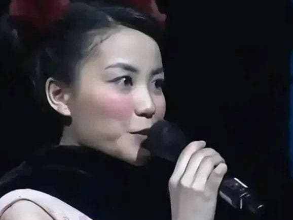 王菲春晚妆容引发热议：复古潮流还是哗众取宠？