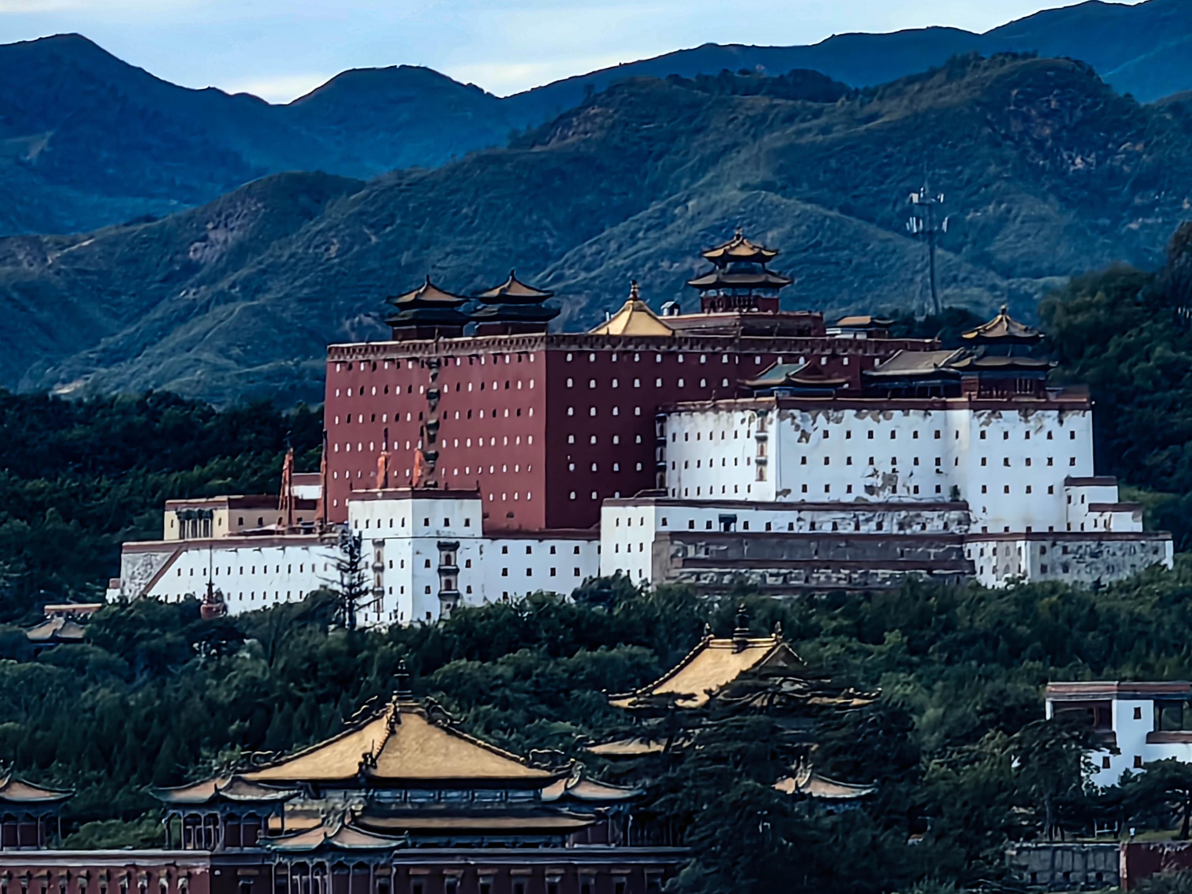 承德外八庙：民族古建筑宝库