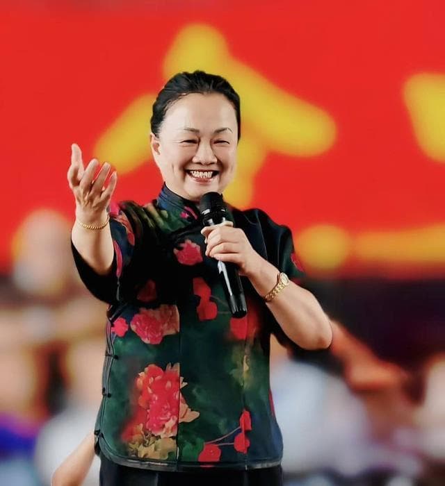 网红指挥“兵姐”受邀看春晚，出发前买了条红裙子