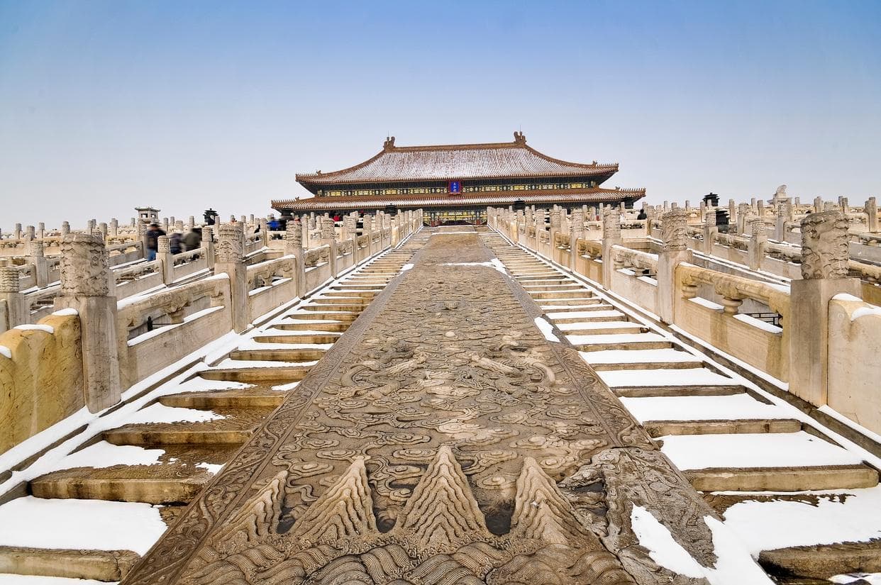 历史文化遗产对现代社会的意义是什么？应该如何保护和传承？