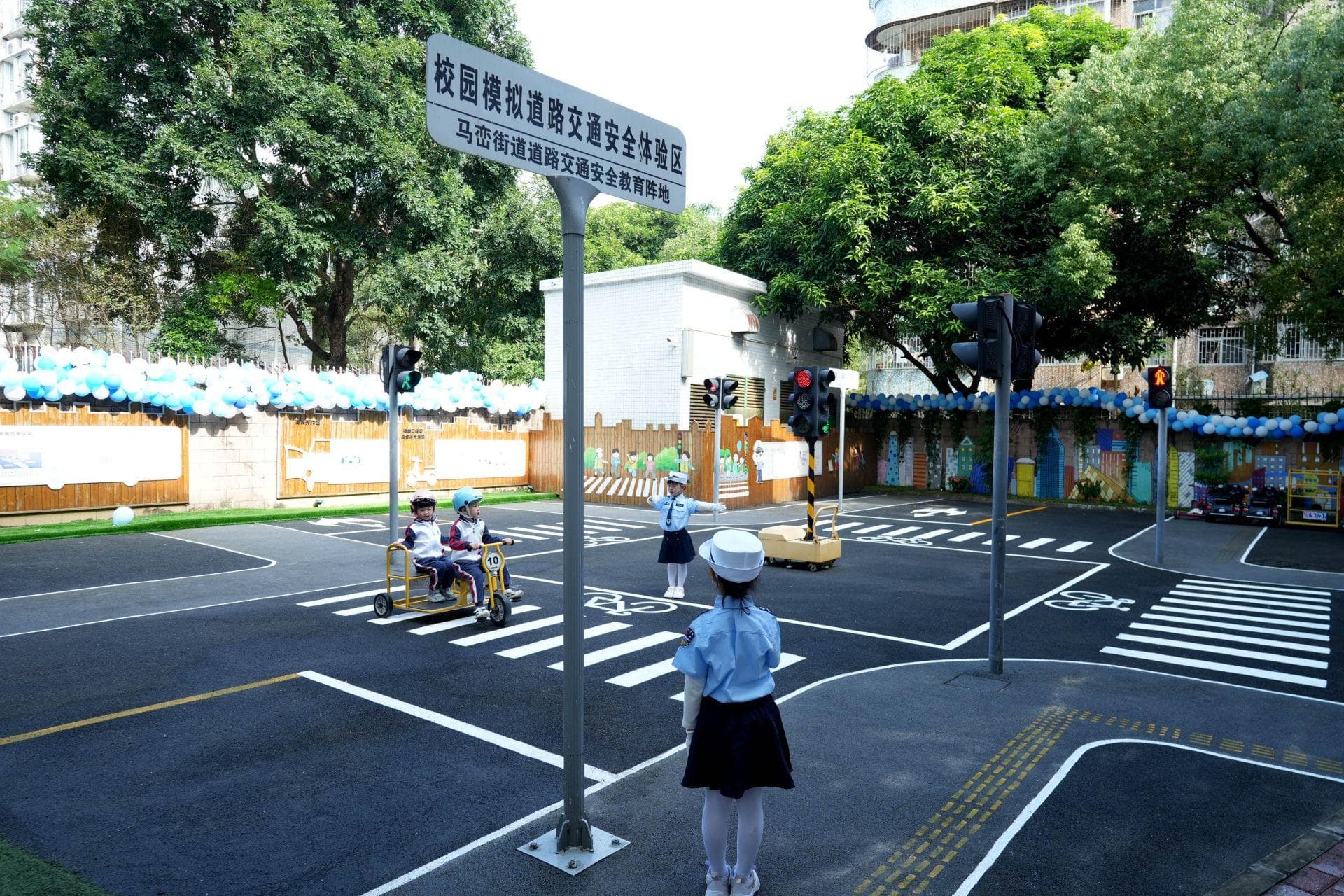 幼儿园里建起交通安全体验区，马峦街道助力儿童交通安全教育有妙招