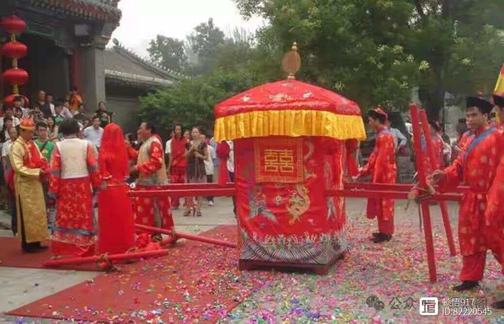 揭秘中国古代婚礼：花轿与红盖头的文化内涵