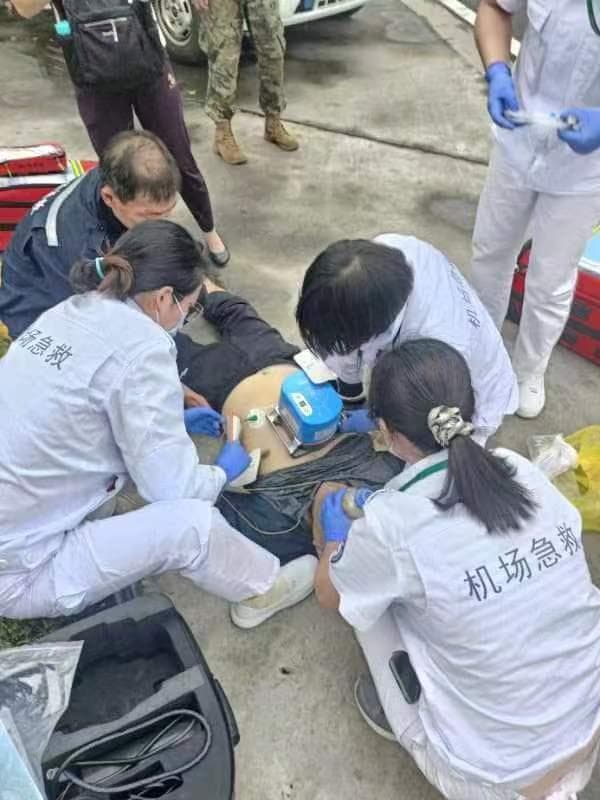 白云机场医护人员快速反应，成功抢救心跳骤停旅客