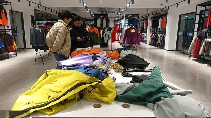 不甘只做始祖鸟平替，“中国冲锋衣之乡”要挤进高端市场