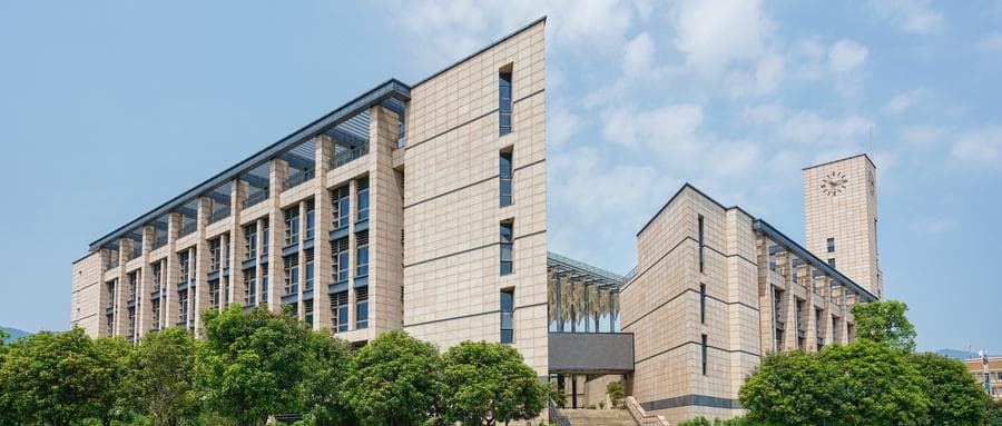 福耀科技大学VS福州大学：2025谁性价比更高？