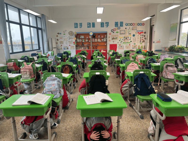 盐城市腾飞路小学开展应急演练活动筑牢校园安全防线