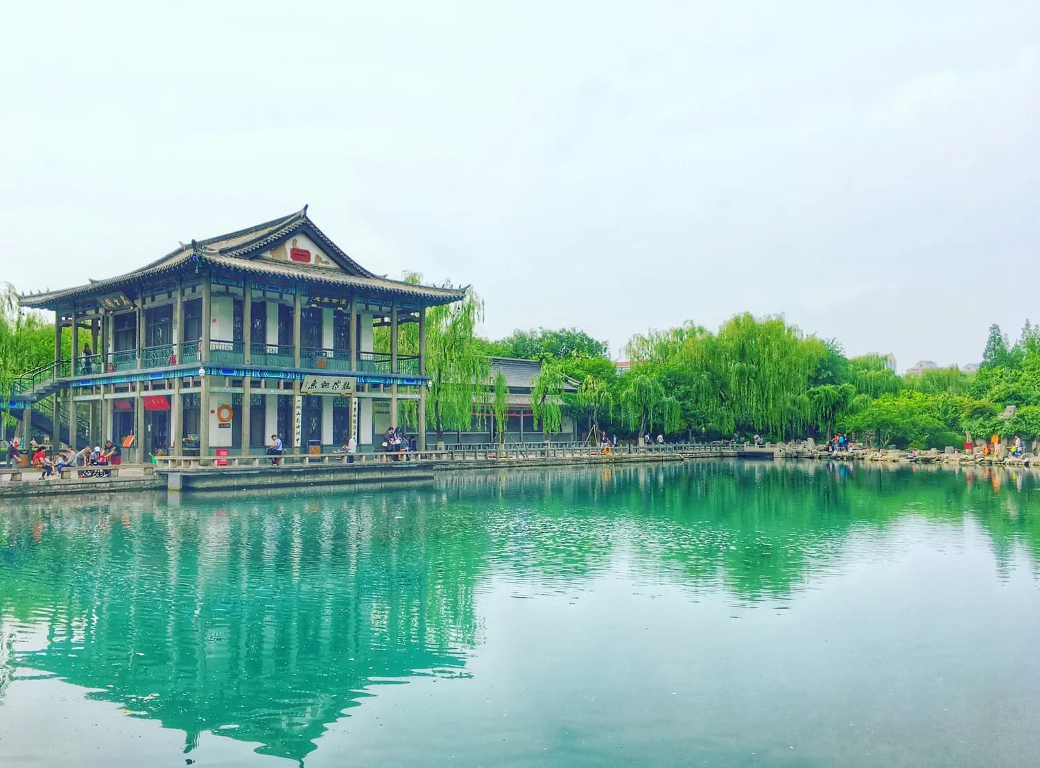 华清池：见证唐玄宗杨贵妃爱情的皇家温泉园林