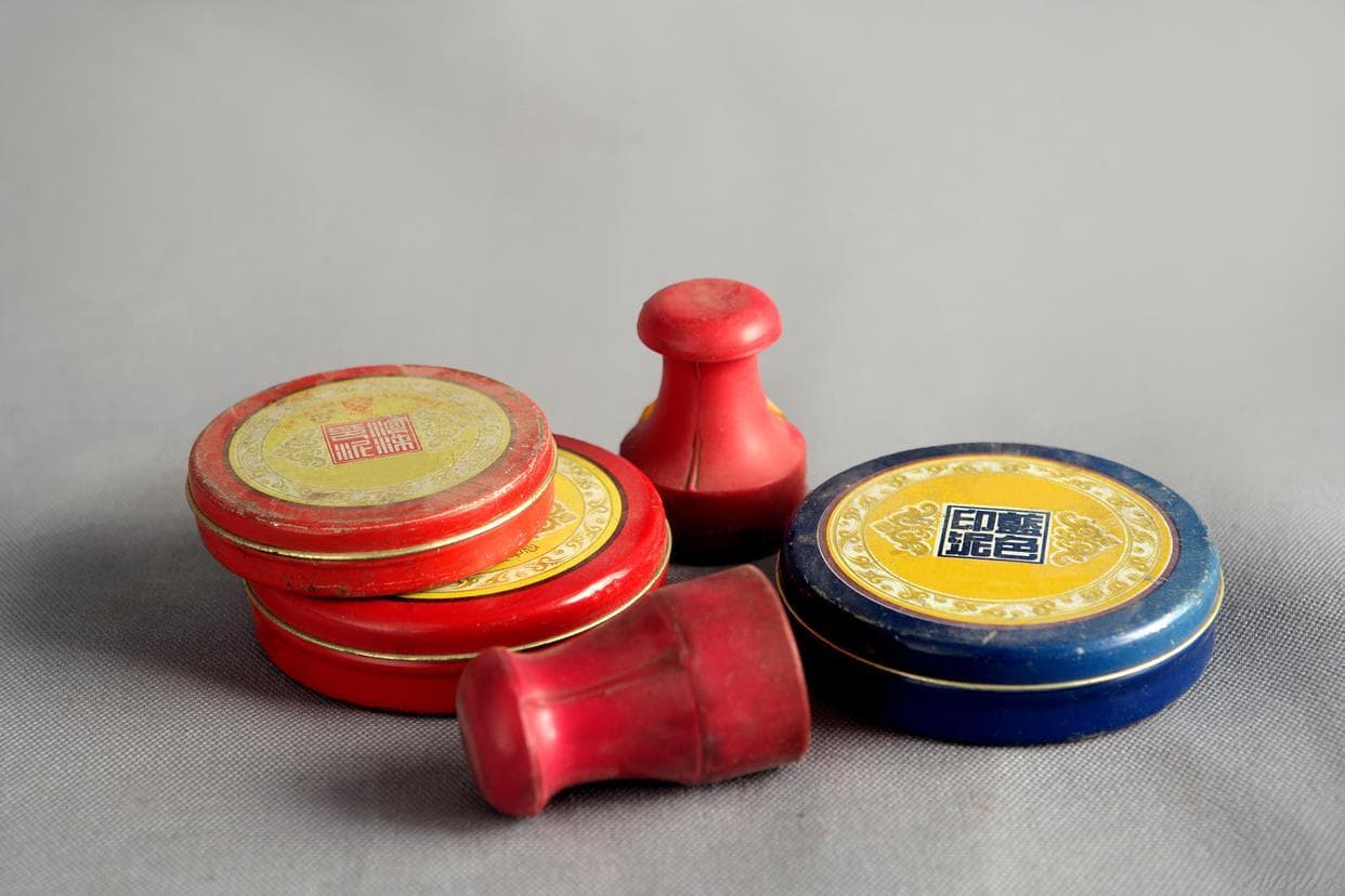 没有印泥也能按红手印，众多颜料都算工艺品，印泥才谈得上文化物