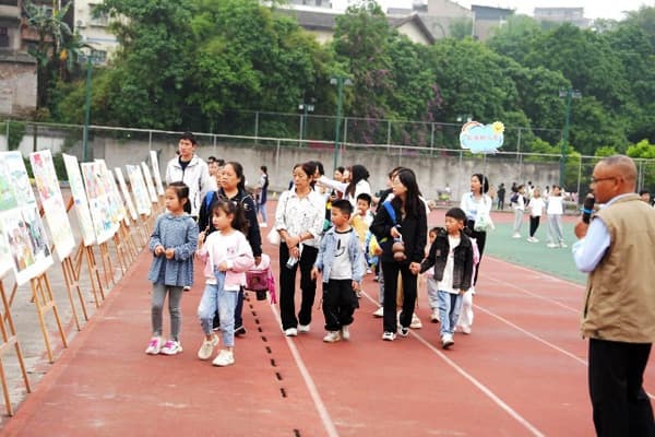 江津区石坝街小学：巧搭幼小“过河桥”，引入童年“学习路”