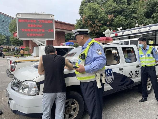 梅州一男子持C1驾照骑摩托车，后果是...