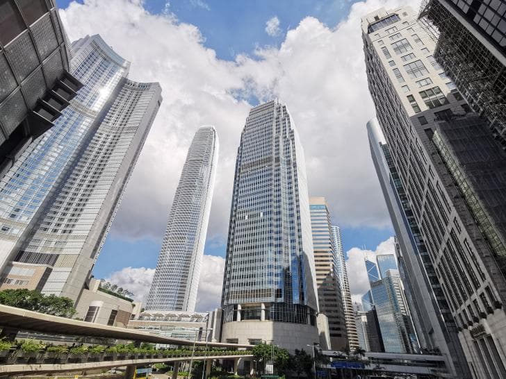 《福布斯》发布2025年香港富豪榜 李嘉诚以2909.4亿港元蝉联首富