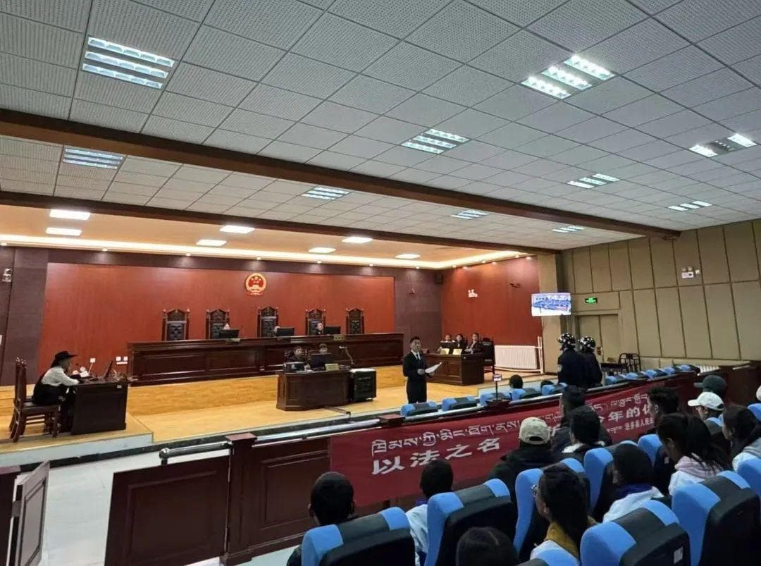 治多法院联合民族中学开展模拟法庭活动，助力青少年法治教育
