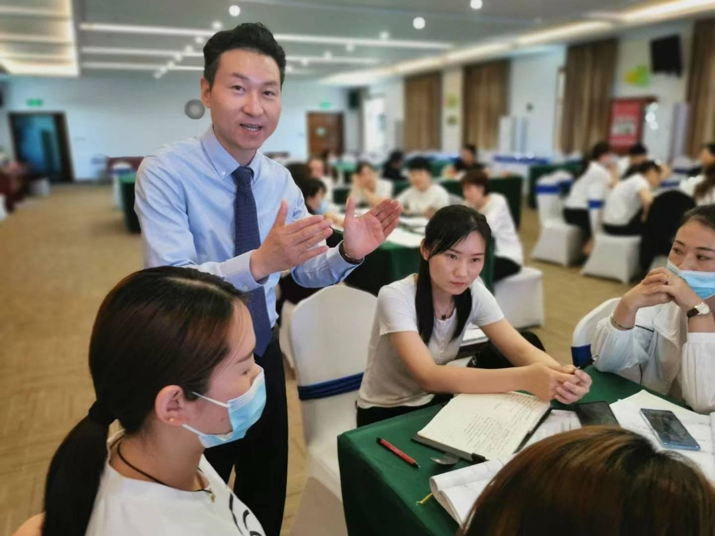 职场人际沟通技巧培训：如何与同事、领导和客户进行有效沟通？