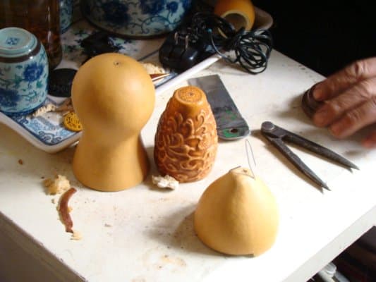 民间蝈蝈葫芦制作工艺：从锯葫芦到成品的精细工艺